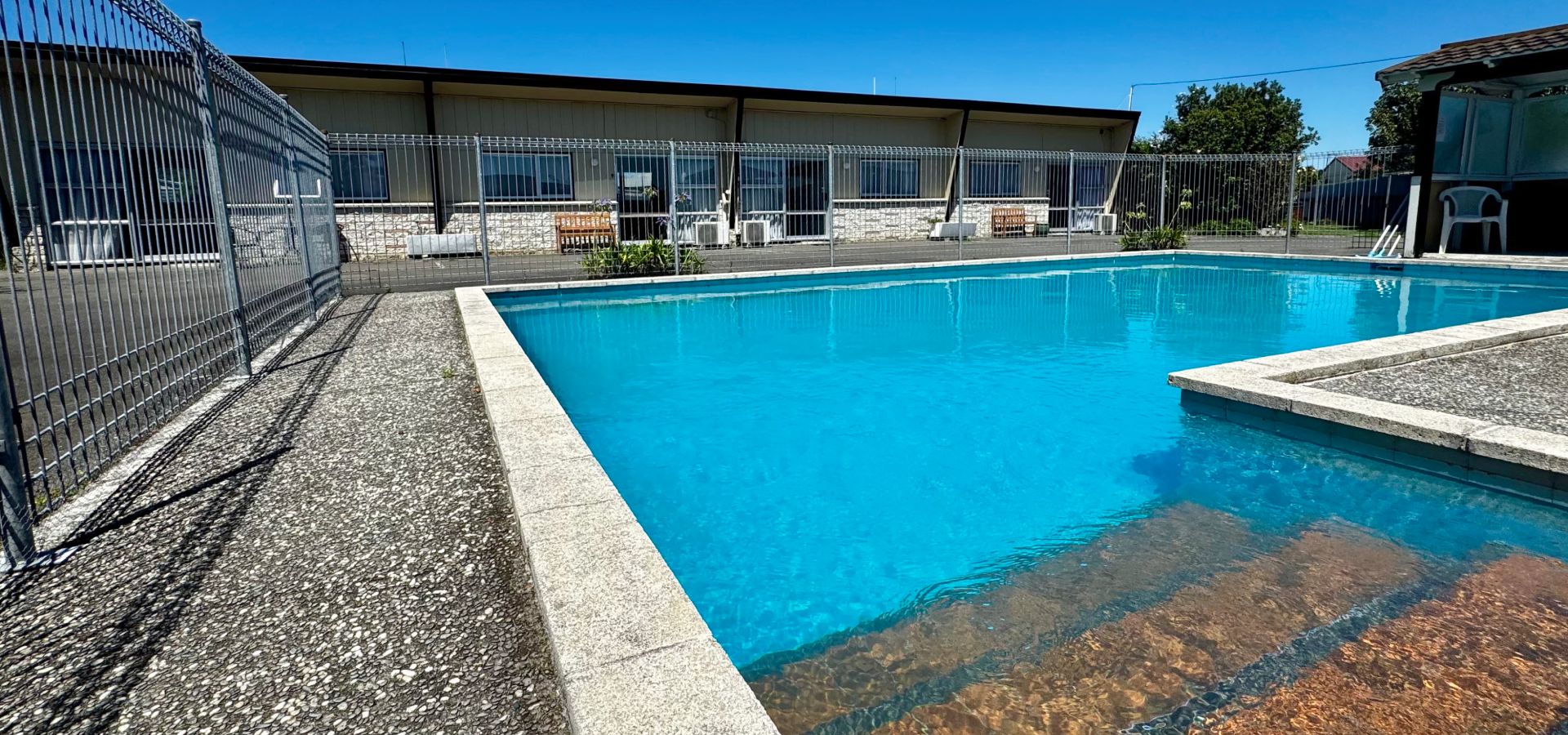 Motel with a pool in Napier